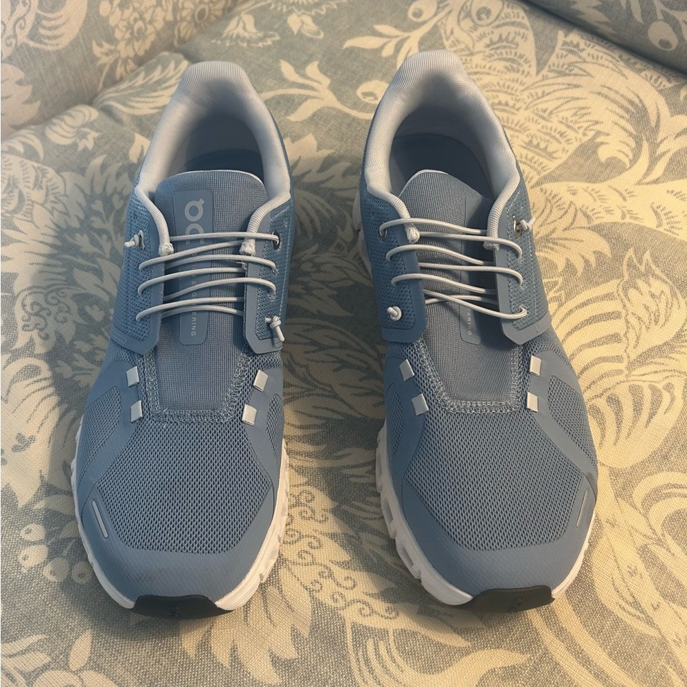 On Cloud Cloud 6 Women’s 11 in Chambray White